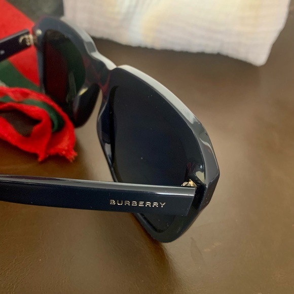 BURBERRY Sun Glasses - Picture 4 of 4